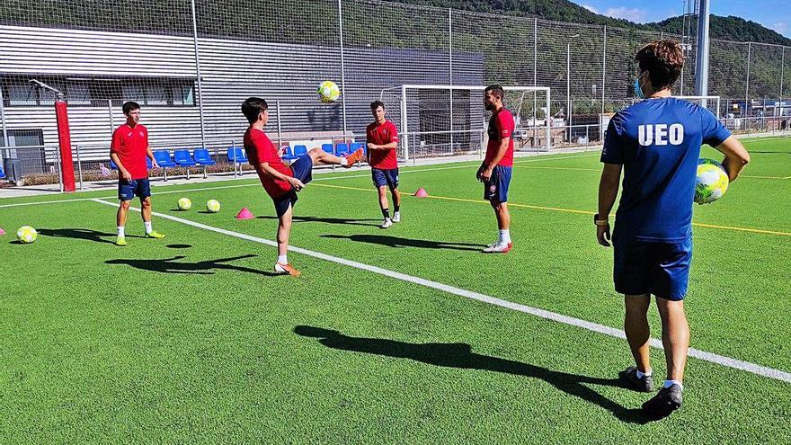 Els jugadors de l&#039;Olot durant el primer entrenament del curs ahir al matí al Morrot.