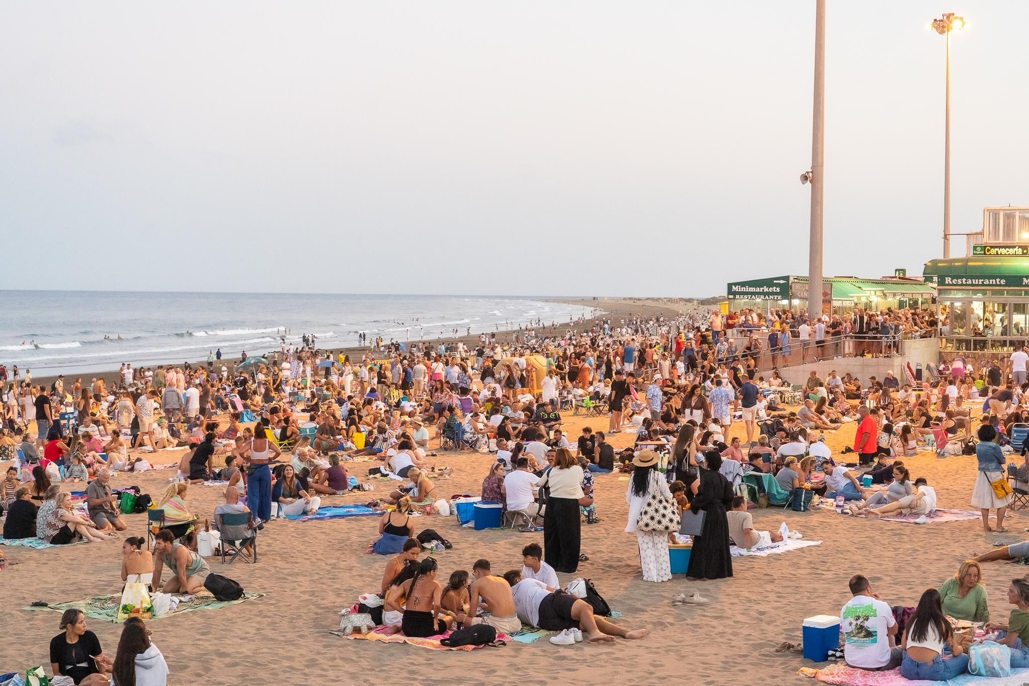 Celebración de las hogueras de San Juan en Playa del Inglés