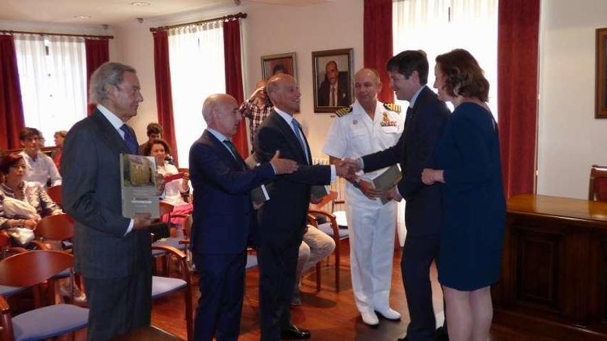 Los premiados en 2016 Arturo Fernández, José Luis García y José Ramón García, con el comandante Fernando Pole, el alcalde Ignacio Escribano y la directora general de Patrimonio, Otilia Requejo.