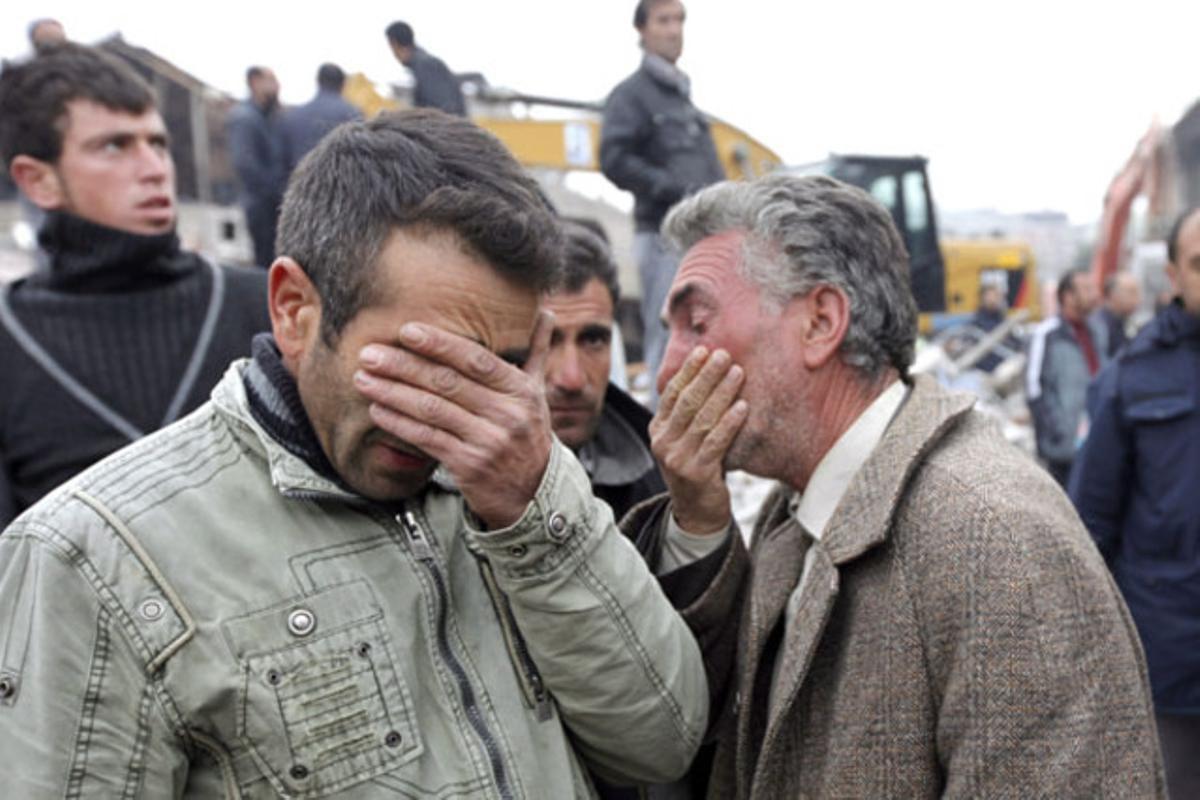 Familiars de les víctimes mortals del terratrèmol que es va registrar diumenge a l’est de Turquia ploren al costat de la runa d’un edifici a la localitat d’Ercis, província de Van.
