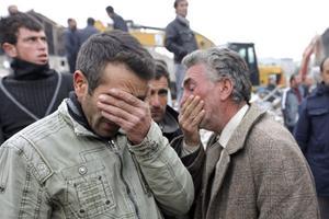 Familiars de les víctimes mortals del terratrèmol que es va registrar diumenge a l’est de Turquia ploren al costat de la runa d’un edifici a la localitat d’Ercis, província de Van.