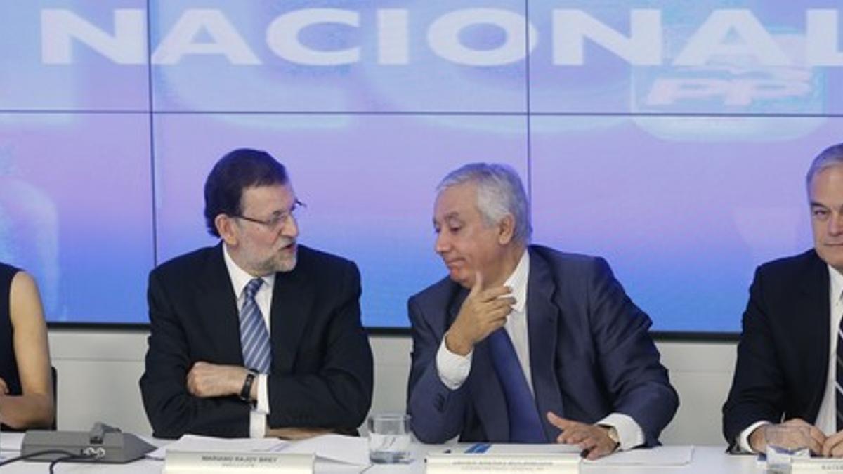 De izquierda a derecha, Dolores de Cospedal, Mariano Rajoy, Javier Arenas y Esteban González Pons, este lunes, durante el comité ejecutivo nacional del PP.
