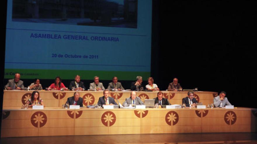 El Consejo de Administración de La Caja de Canarias, durante la celebración de una asamblea en octubre de 2011. | lp / dlp