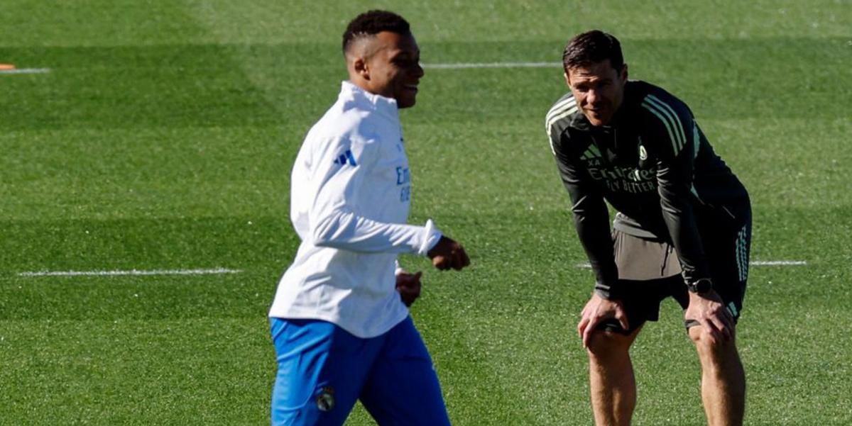 Xabi Alonso mira Mbappé durant l’entrenament d’ahir. | ÓSCAR DEL POZO / AFP