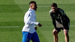 Xabi Alonso mira Mbappé durant l’entrenament d’ahir. | ÓSCAR DEL POZO / AFP