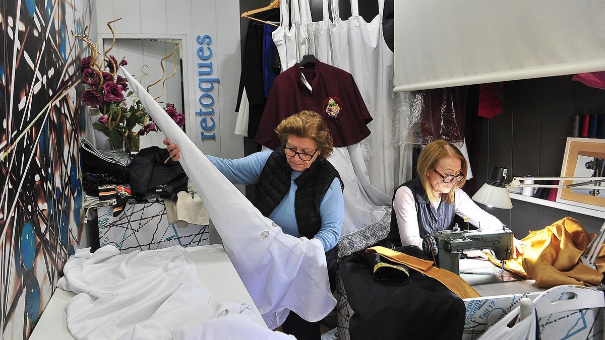 Talleres como el de Mariló y Encarna Fernández están a pleno rendimiento estos días para sacar adelante los trajes de Semana Santa.