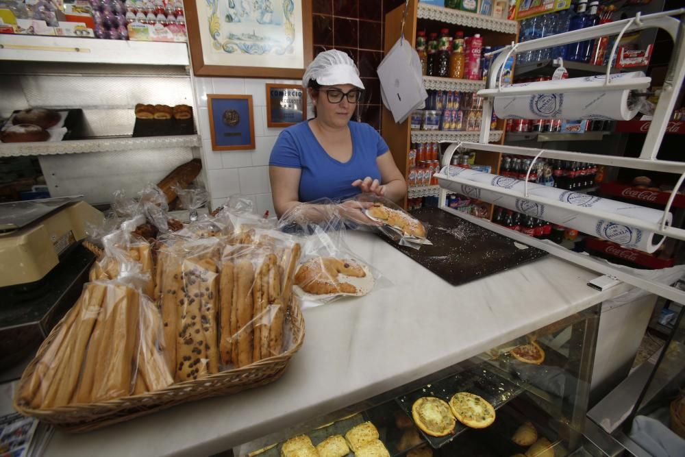 Forn de Manuela. Primer premio de monas y segundo de torta de pasas y nueces.