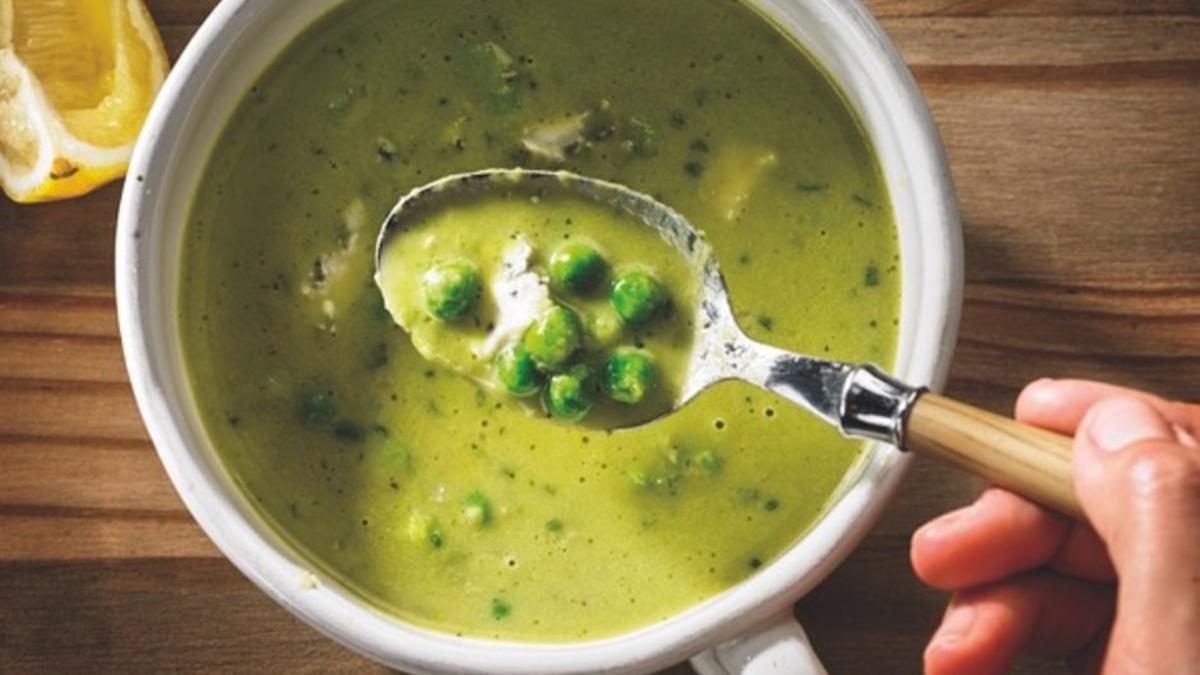 Sopa verde de habas y hierbas, una de las recetas que aparece en el libro 'Sopas', de la Fundació Alícia.