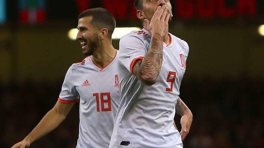 Alcácer celebra su primer gol, con Gayá detrás.