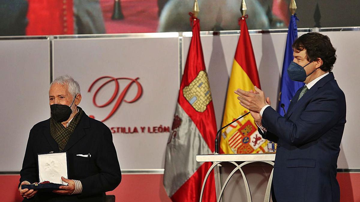 José Luis Alonso Coomonte es aplaudido por Fernández Mañueco al recibir el Premio de las Artes. | Brágimo-Ical