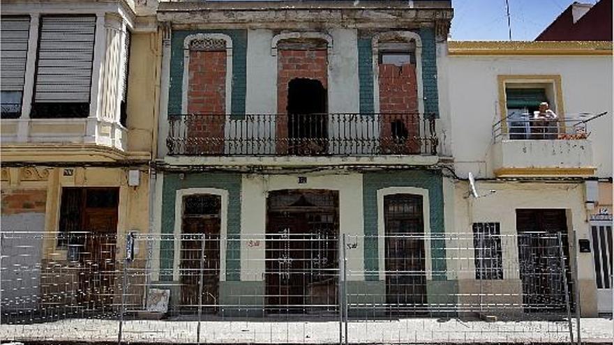 Edificio descatalogado, vallado y en  proceso de demolición en el 198 de José Benlliure. fernando bustamante