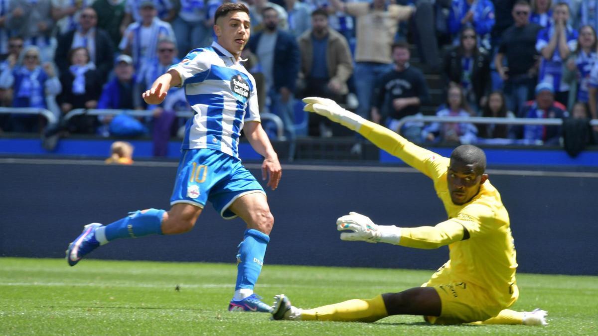 Yeremay encara a Owono en el duelo entre el Deportivo y el Andorra en Riazor.