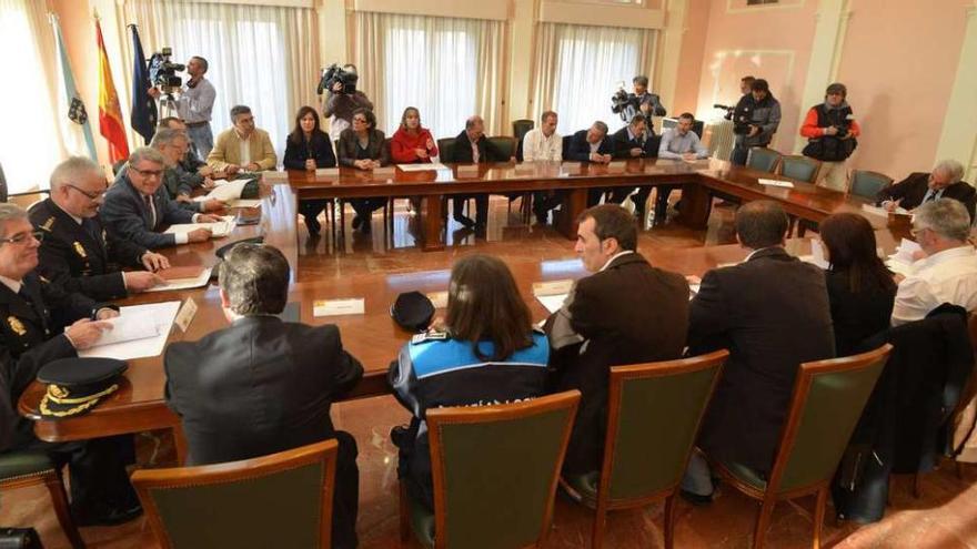 Asistentes a la reunión entre responsables de seguridad, alcaldes y concejales de municipios con mercadillos ambulantes. // Gustavo Santos