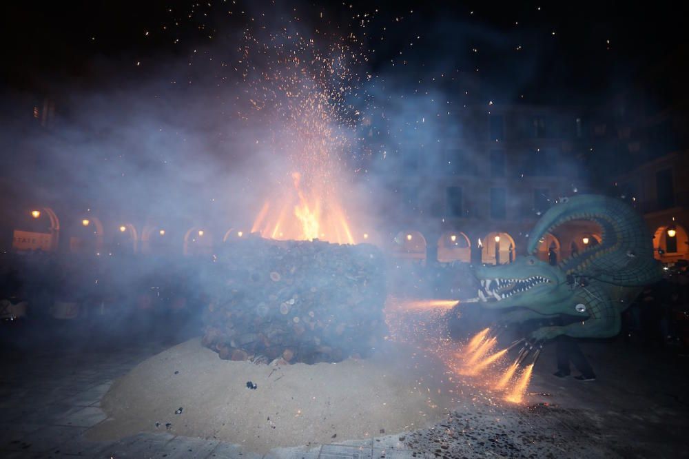 Sant Sebastià 2018: el Drac de na Coca enciende los 'foguerons'