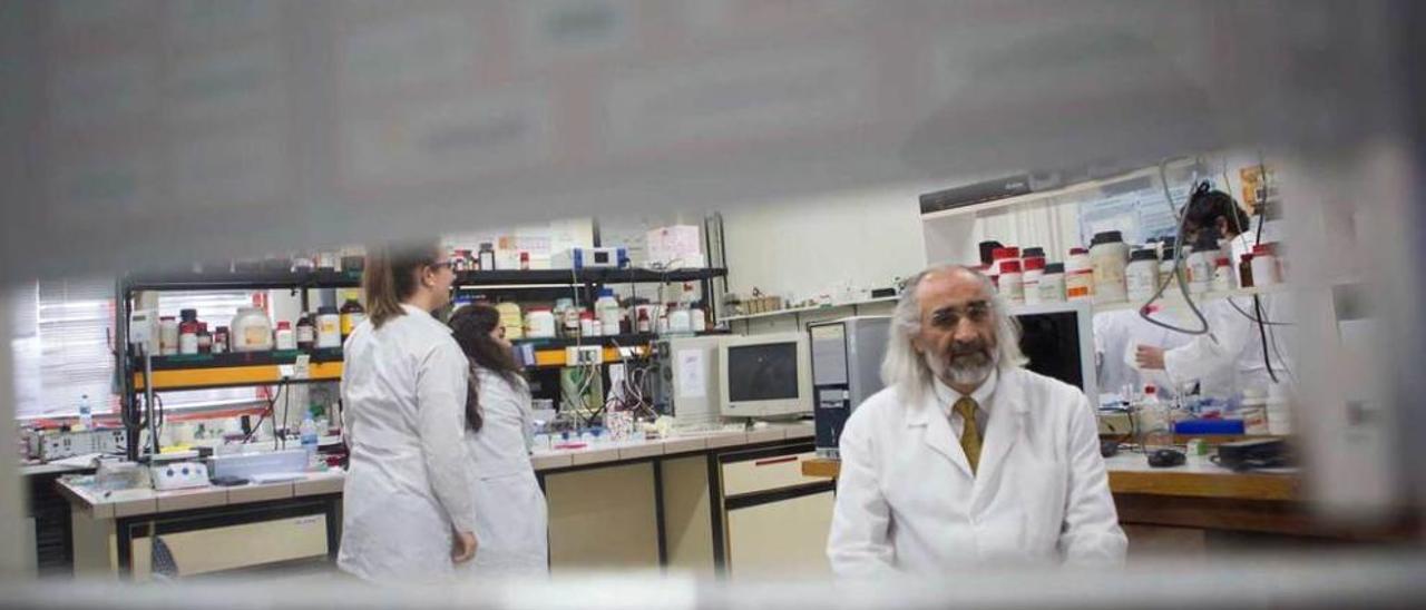 En el laboratorio, &quot;de donde había salido muy poco&quot;. Agustín Costa eligió su laboratorio de la Facultad de Química, rodeado de los miembros más jóvenes de su equipo, para su retrato como candidato a rector.