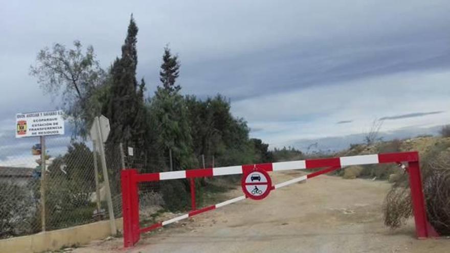 Barrera que impide el acceso a la cantera de Paterna por el camino de la partida del Rabossar.