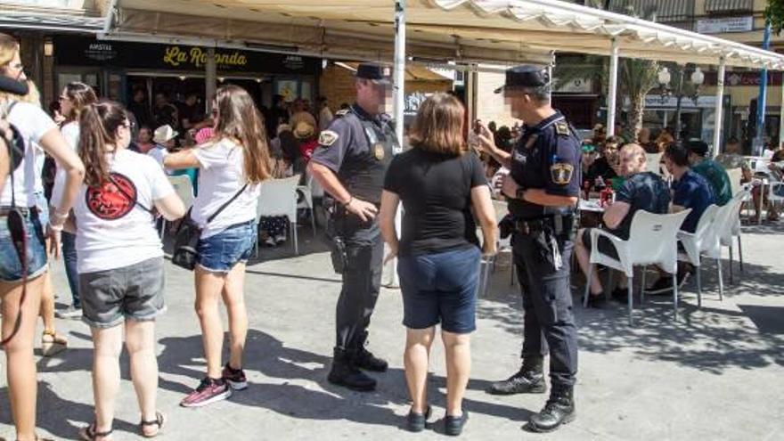 Dispositivo de la Policía Local contra el botellón en la plaza del Mercado el pasado septiembre.