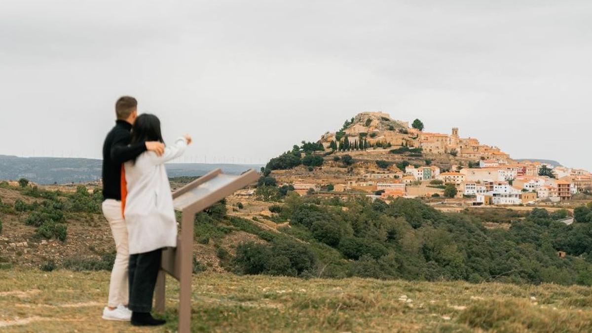 Una pareja, frente a una bonita panorámica del pueblo de Culla.