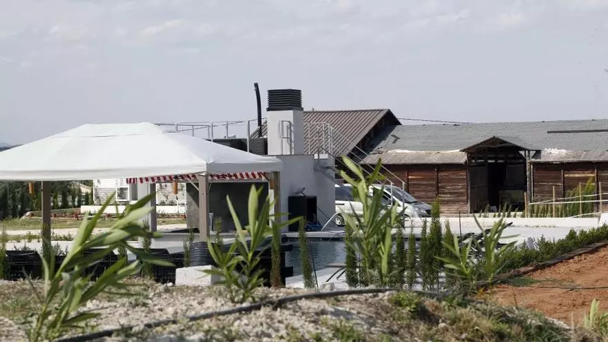 La "casa Playboy" de Nacho Vidal donde murió un fotógrafo tras el rito del sapo bufo se alquila por 2.600 euros al mes