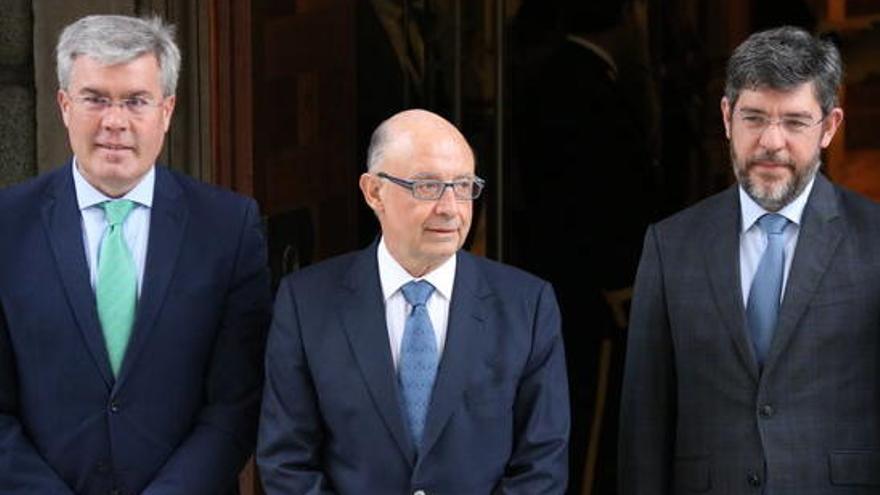 El ministre d&#039;Hisenda, Cristóbal Montoro, i els secretaris d&#039;Estat de Pressupostos, Alberto Nadal (dreta) i d&#039;Hisenda, José Enrique Fernández Moya (esquerra).