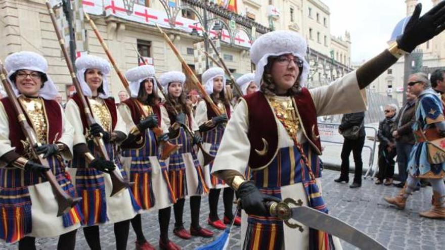 Las dos escuadras femeninas de la Filà Marrakesch desfilaron por la calle San Lorenzo antes de concluir en la plaza de España.