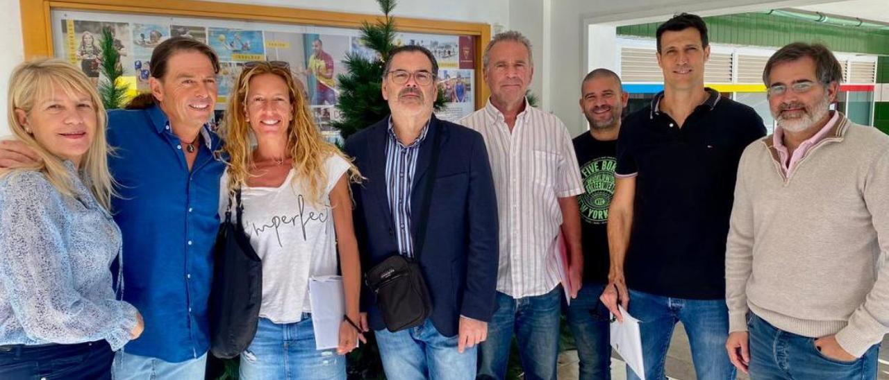 Cinco miembros de la candidatura de la plataforma Activa Metropole con tres de los integrantes de la junta electoral, tras entregar las firmas el 23 de diciembre en el club.