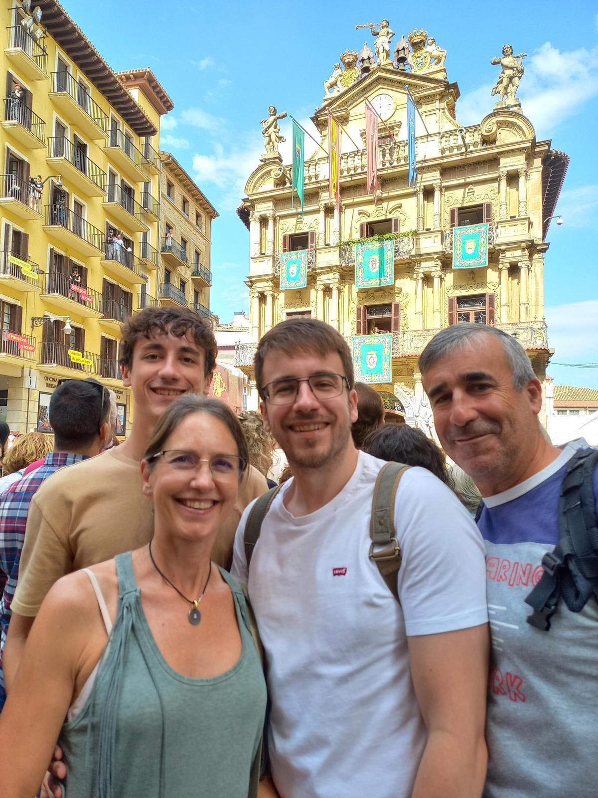 Javier (centro), fallecido en un siniestro en Mugardos en septiembre de 2024, en una foto con sus padres y su hermano.