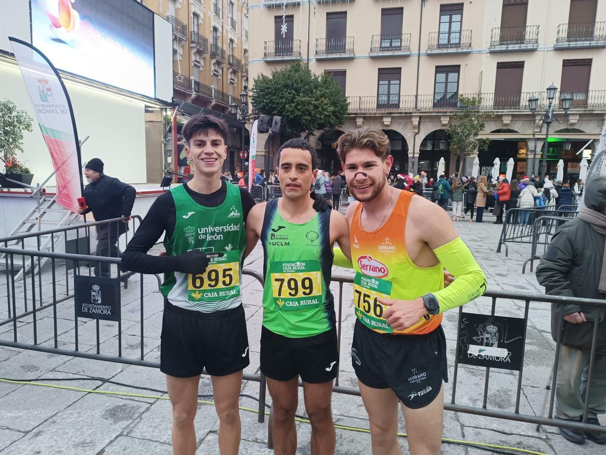 Podio de la San Silvestre Zamorana 2025 con Diego Bravo como ganador.