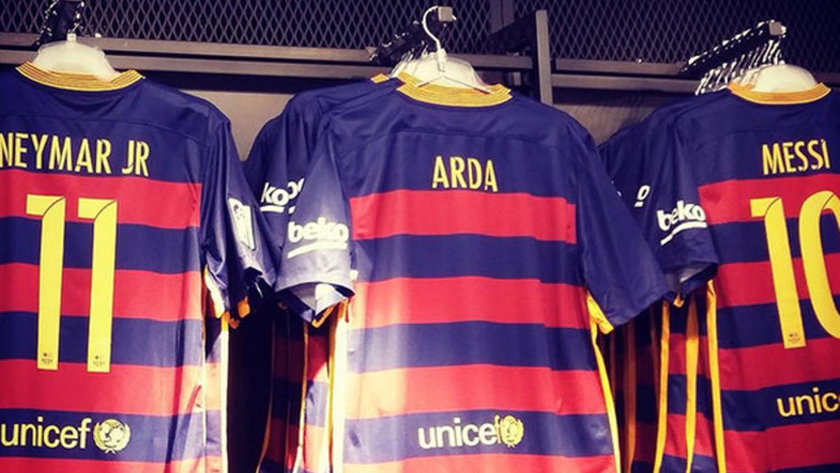 La camiseta de Arda junto a la de Neymar y Messi
