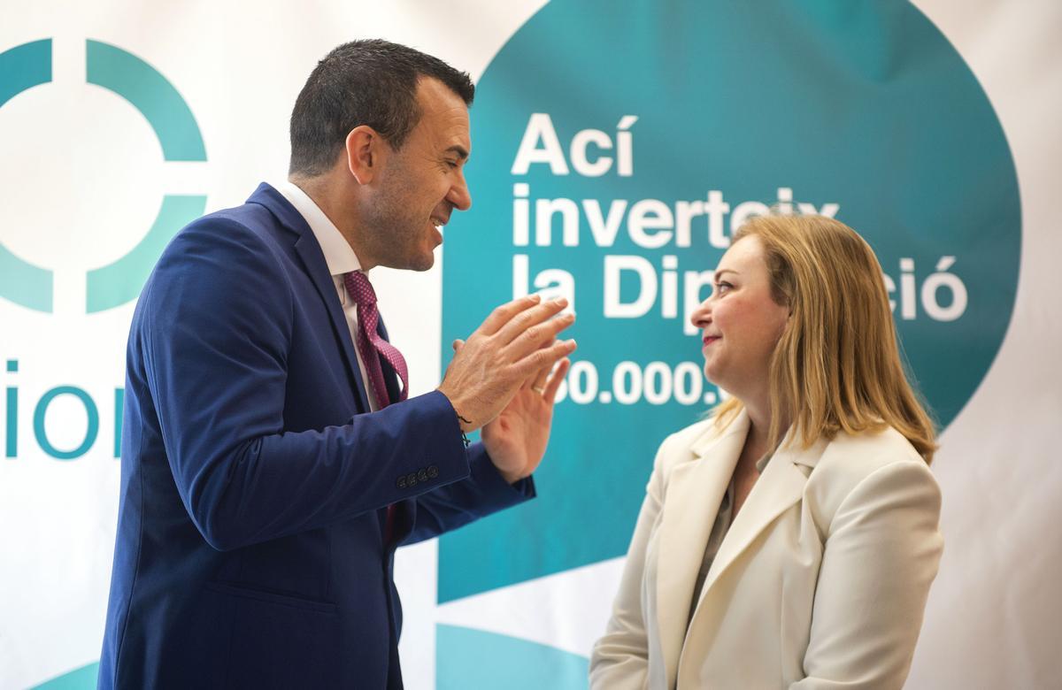 El presidente Vicent Mompó y Natalia Enguix.
