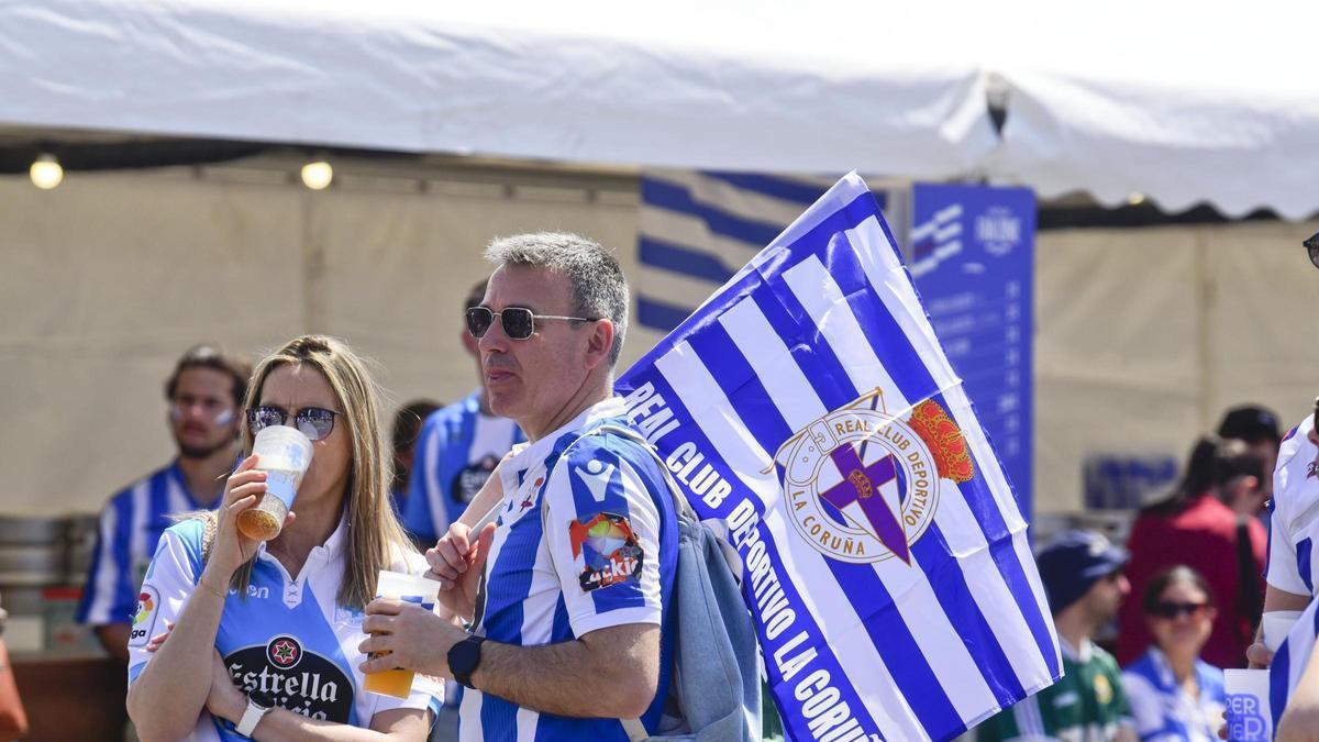 Aficionados del Deportivo en la fiesta por el ascenso