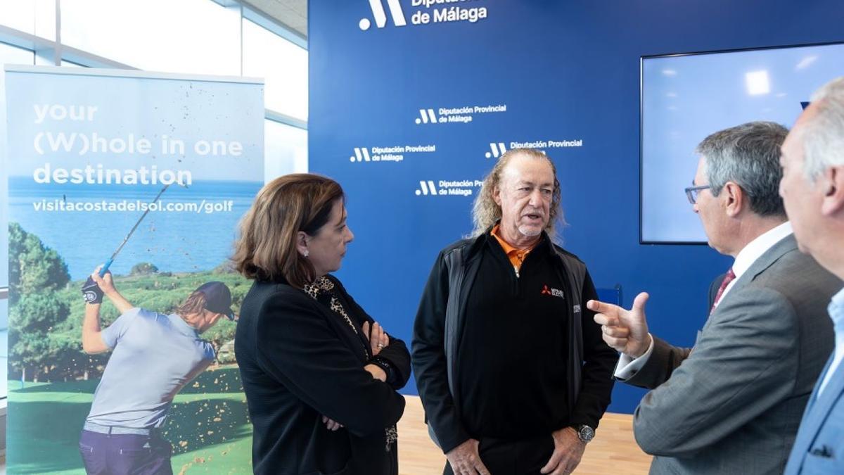 El golfista Miguel Ángel Jiménez dialoga con el presidente de la Diputación, Francisco Salado, en la presentación del acuerdo para promocionar el turismo de golf en la Costa del Sol.