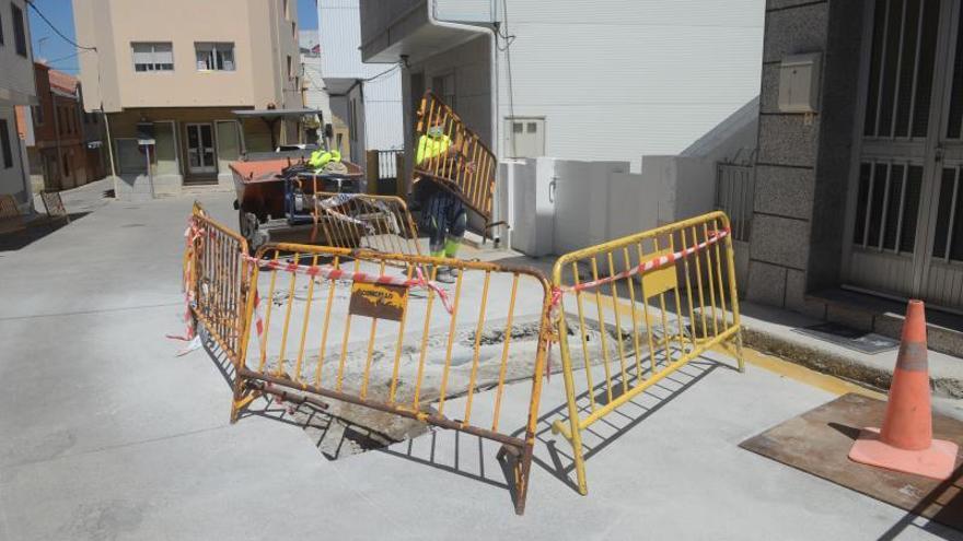 Obras de reparación de la calle de O Charco, en A Illa de Arousa.