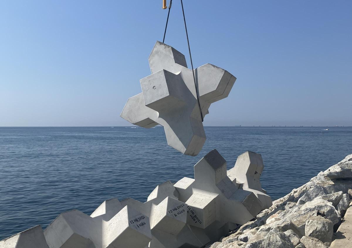 Colocación de una de las piezas XBloc características del dique en Port Fòrum.