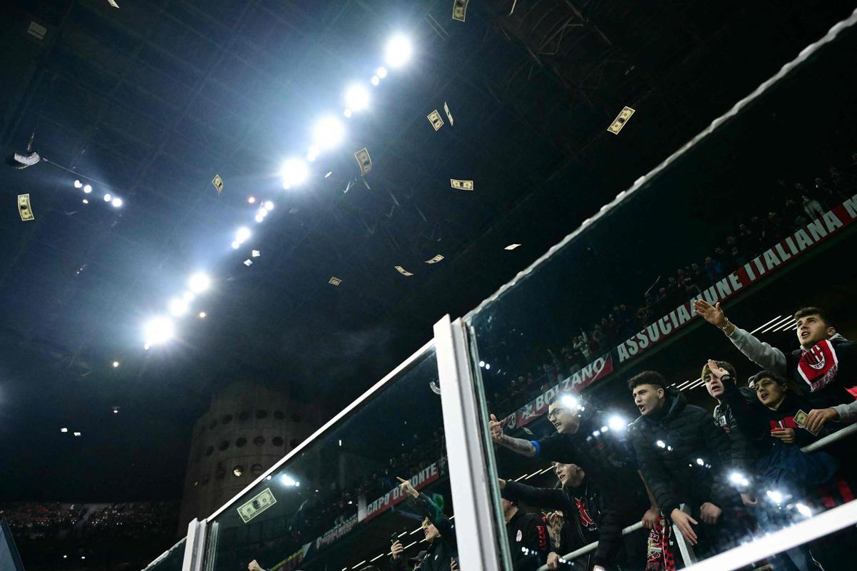 ¡Lluvia de insultos y billetes! Así han recibido en Milán a Donnarumma ¡Lluvia de insultos y billetes! Así han recibido en Milán a Donnarumma