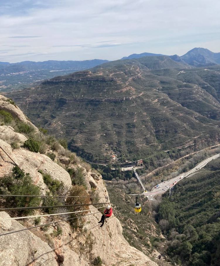 Efectius de Bombers fan pràctiques de rescat a l'aeri de Montserrat