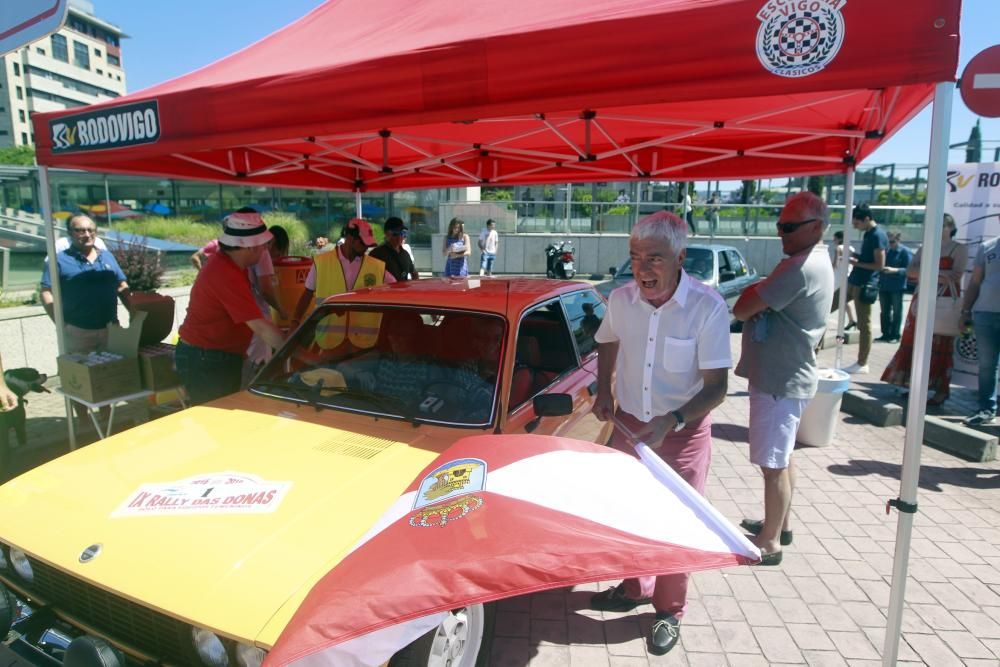 Casi 70 mujeres se pusieron hoy al volante de 34 coches clásicos en Vigo para participar en el Rally das Donas, una prueba de regularidad de 122 kilómetros entre Vigo y Sabarís