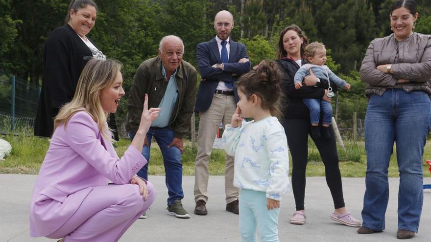 Fabiola García (izq.), ayer, en la casa nido de Pazos de Borbén.