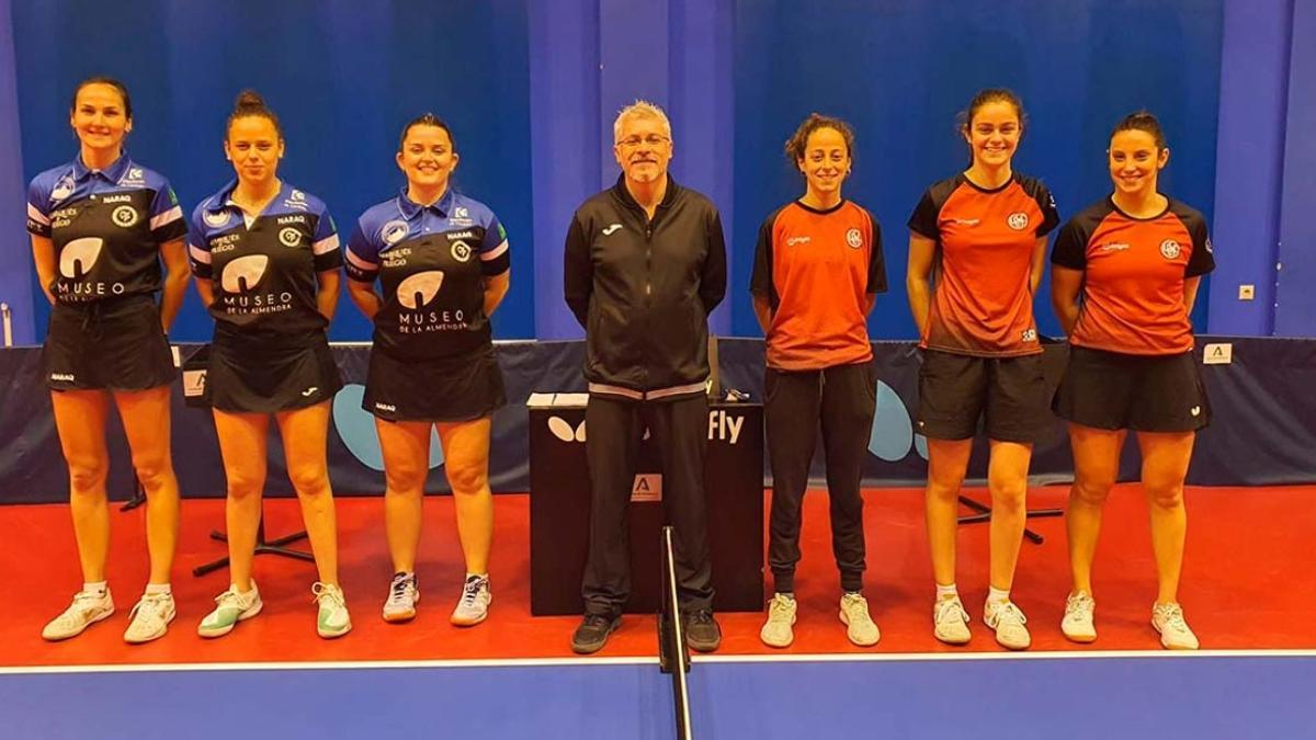 Las jugadoras del Priego, a la izquierda, antes de enfrentarse al Sant Cugat.