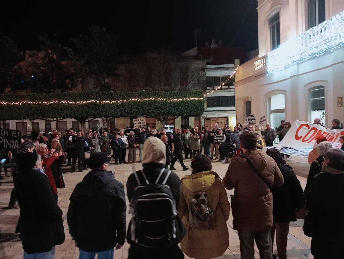 Manifestantes frente a la puerta del Ayuntamiento de Alfafar.