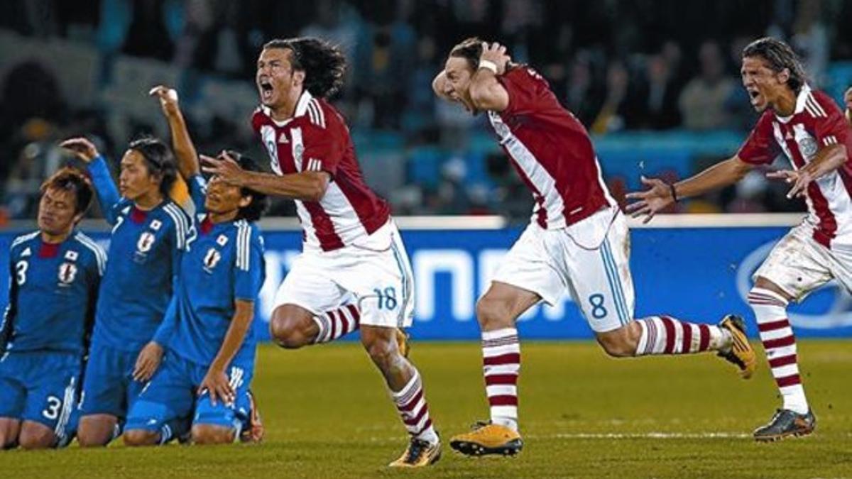 Enloquecidos 8 Valdez, Barreto y Vera celebran el pase a cuartos en la tanda de penaltis, en contraste con la decepción japonesa.