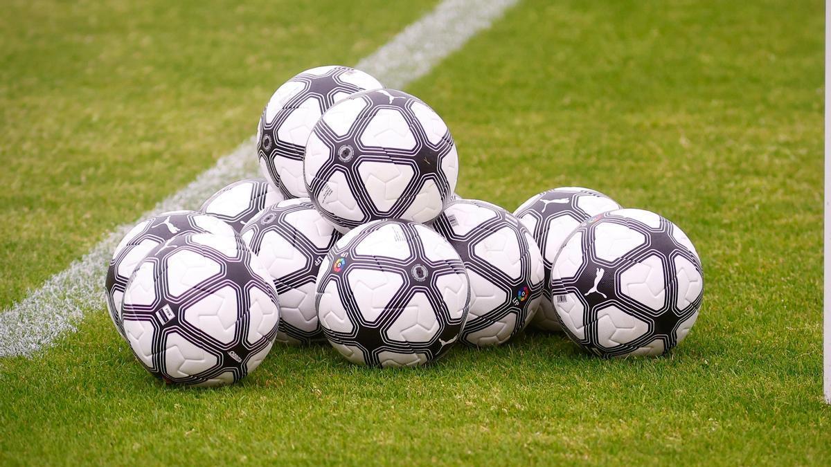 Los balones de la Jornada Retro, en la Ciudad Deportiva del Córdoba CF.