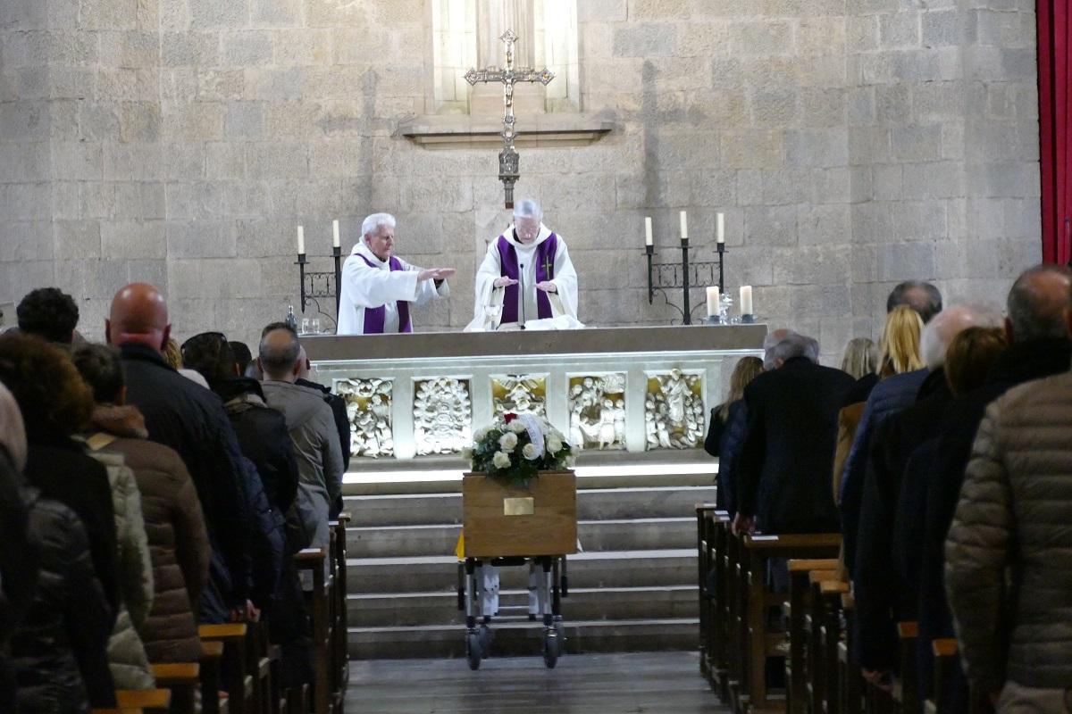 Mossèn Miquel Àngel Ferrés i el pare Josep Frigola oficiant el funeral