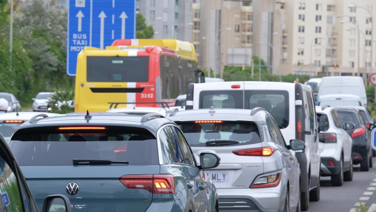 Atasco en la entrada de Palma por la autopista del aeropuerto