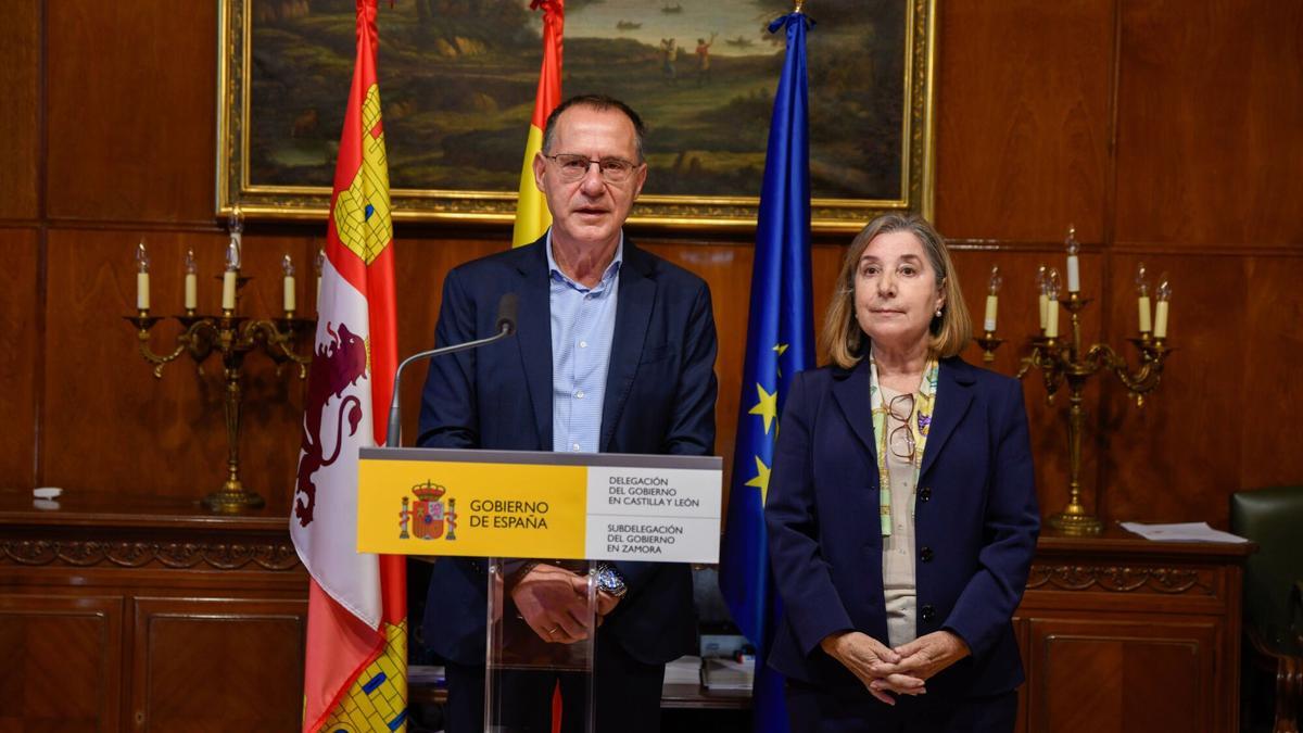 El subdelegado del Gobierno, junto a la directora provincial del Instituto Nacional de la Seguridad Social.