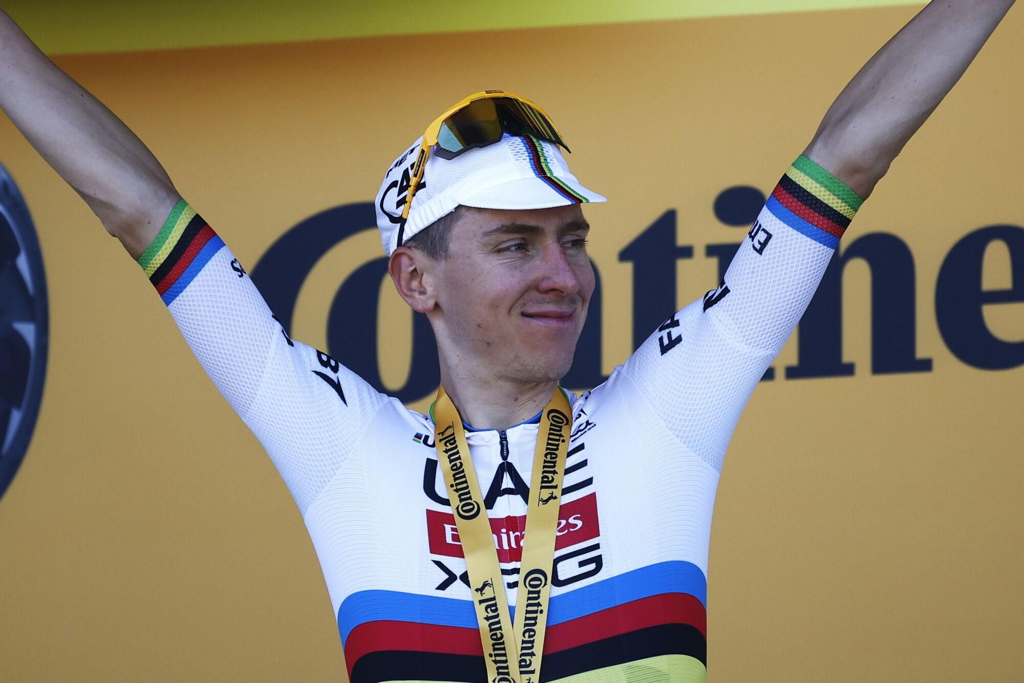 Mur-de-Bretagne (France), 11/07/2025.- Slovenian rider Tadej Pogacar of UAE Team Emirates celebrates on the podium after winning the 7th stage of the Tour de France cycling race over 197km from Saint Malo to Mur-de-Bretagne, France, 11 July 2025. (Ciclismo, Francia) EFE/EPA/MARTIN DIVISEK