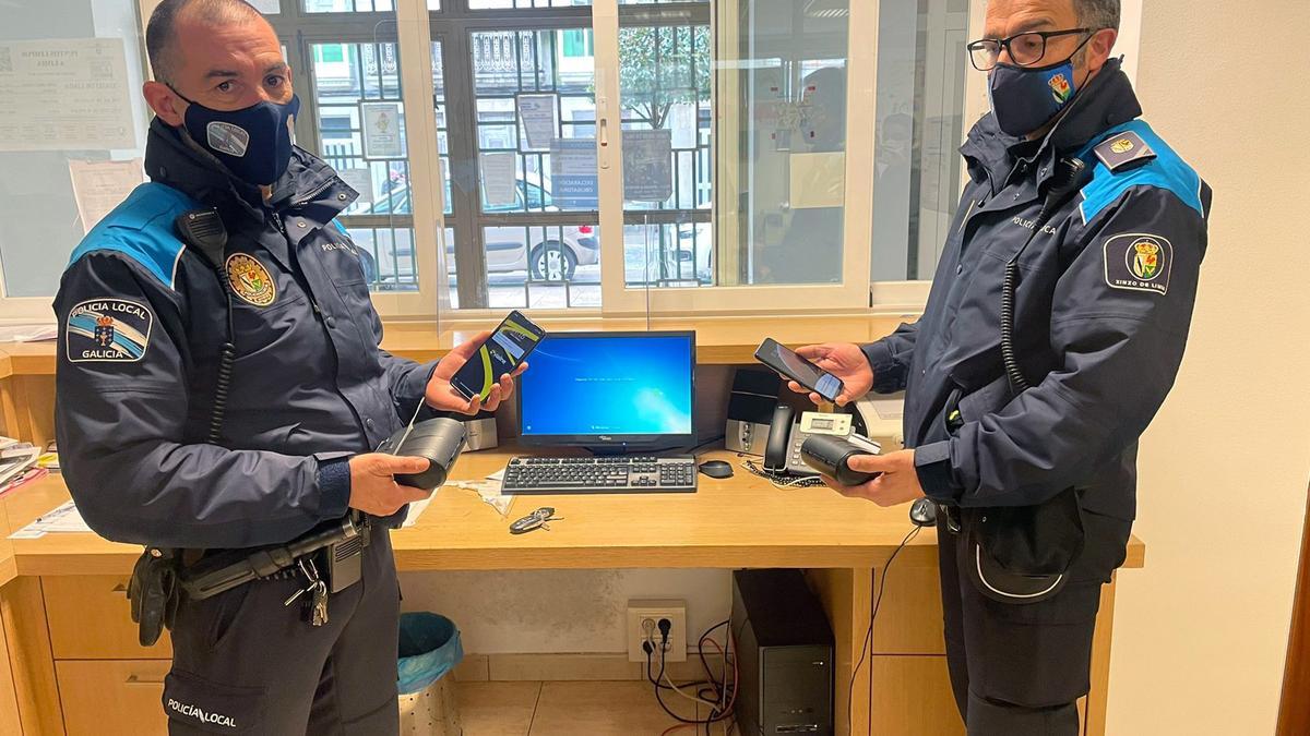 Policías locales en Xinzo con dispositivos tecnológicos para su labor operativa.
