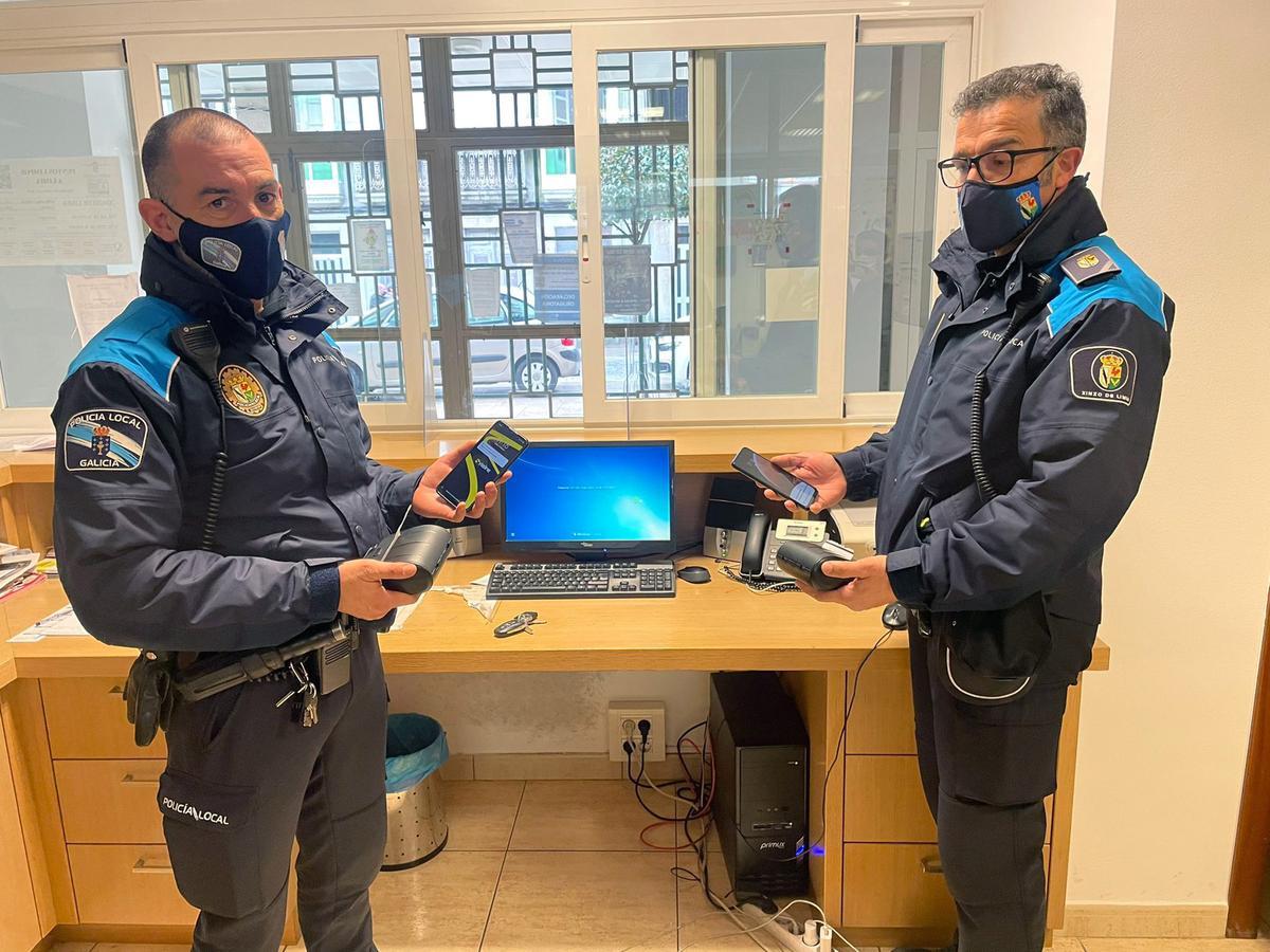 Policías locales en Xinzo con dispositivos tecnológicos para su labor operativa.