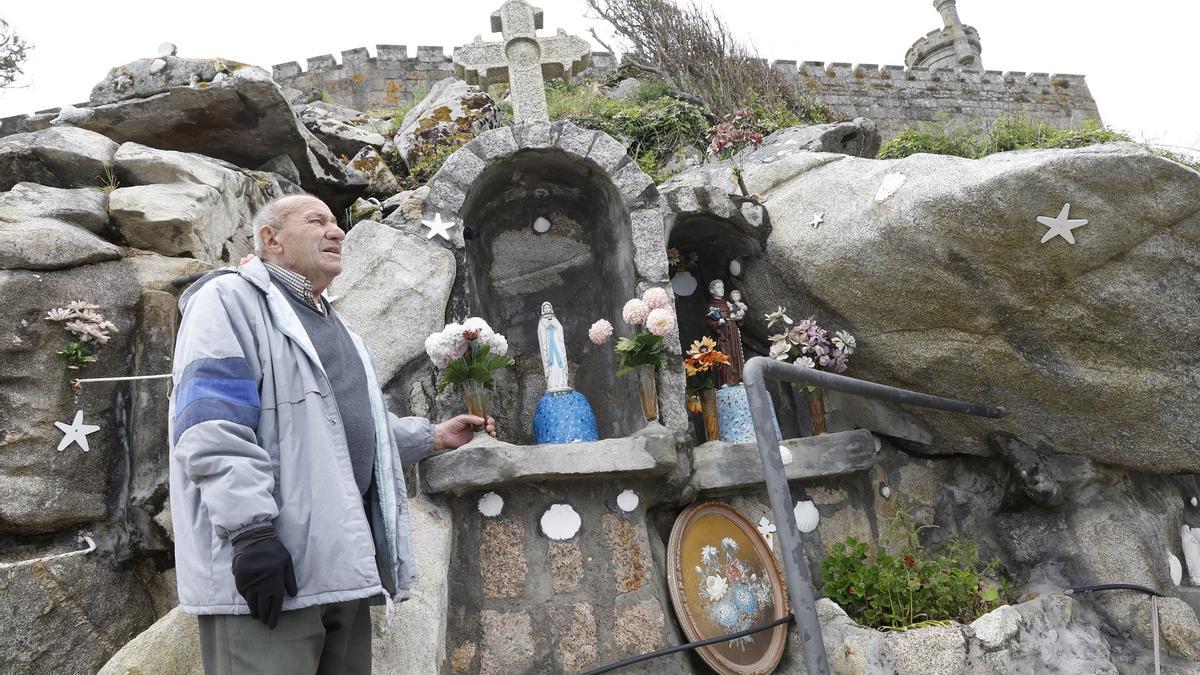 Isaac Carneiro, en mayo de 2024, junto a su santuario del mar en el Monte Boi de Baiona