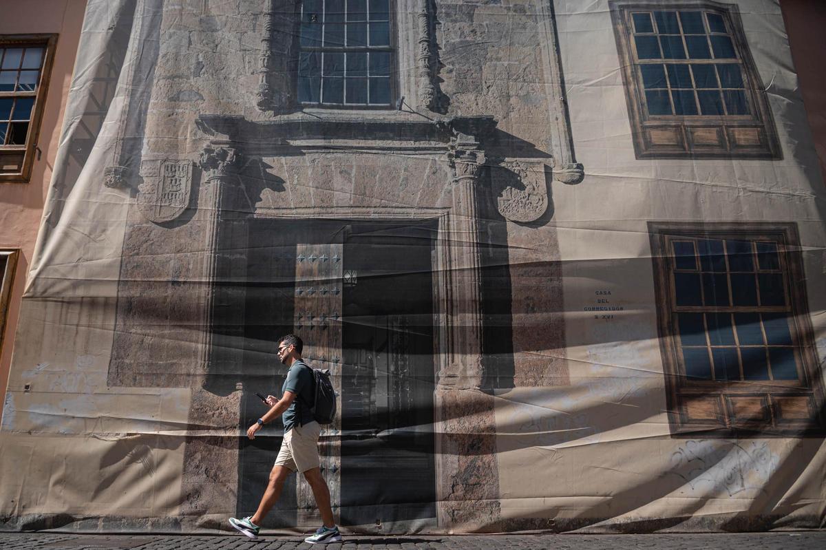 Una persona camina por delante de la clausurada portada de la Casa del Corregidor.